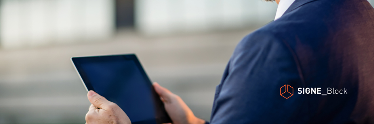 Hombre consultando la tablet Hombre consultando la tablet